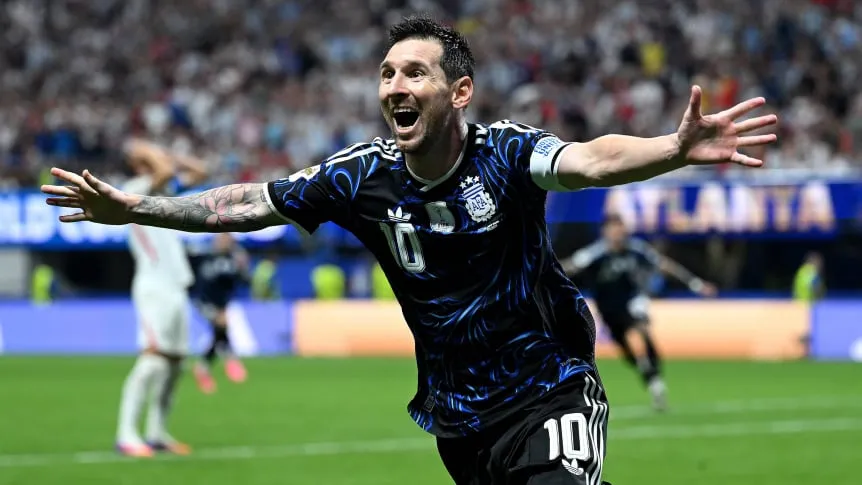 Lionel Messi festejando el gol frente a Inglaterra en el Mundial 2026 a toda carrera