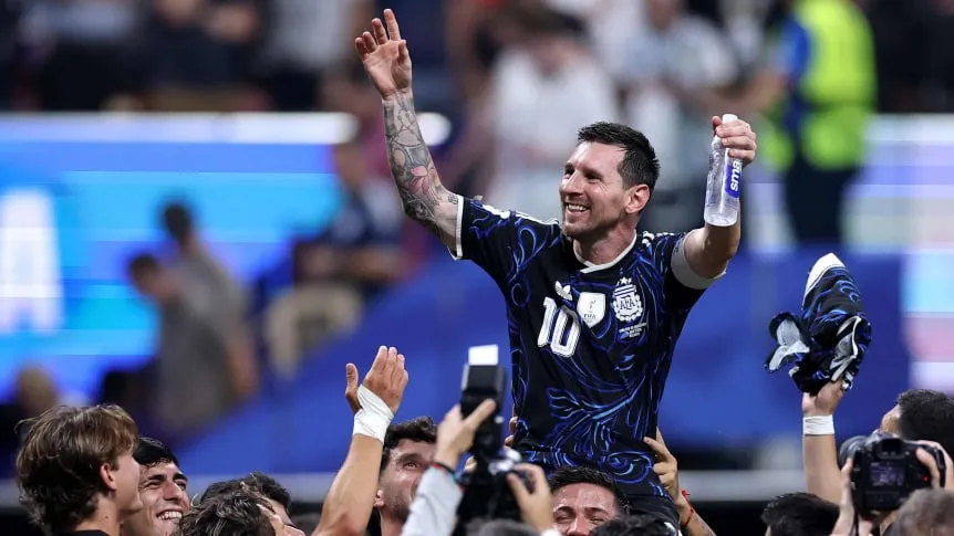 Lionel Messi llevado en andas por sus compañeros en el Mundial 2026 frente a Inglaterra